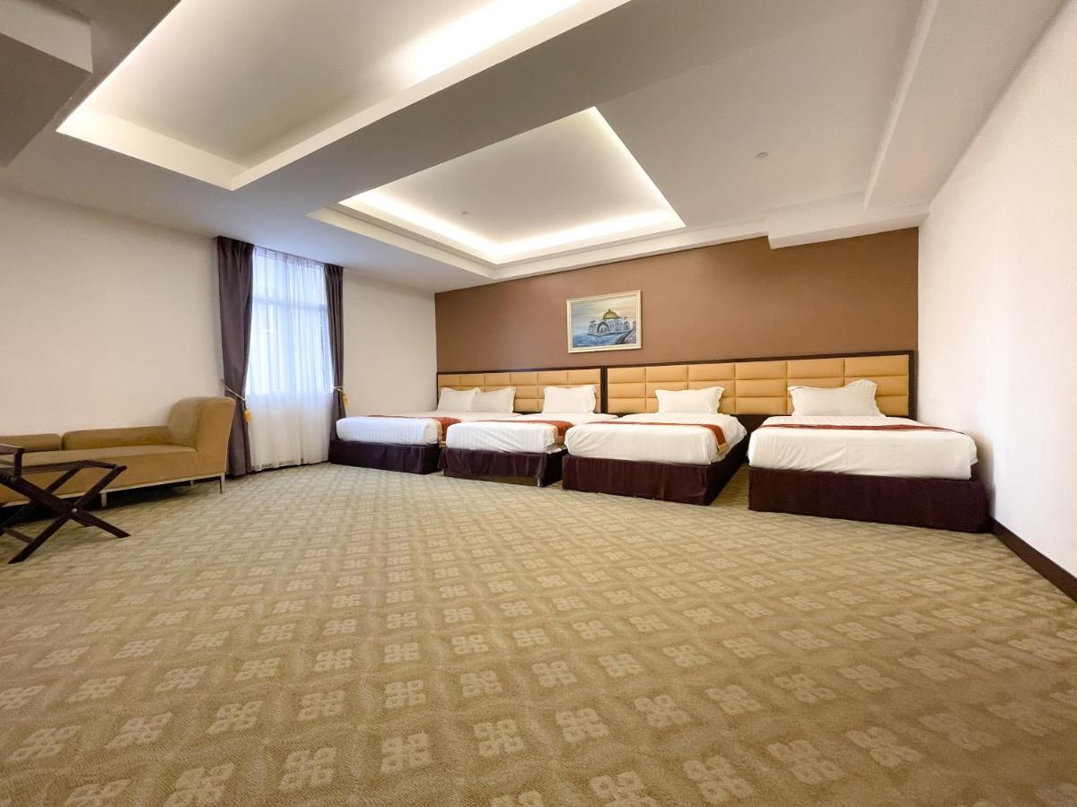 Hallmark Crown Malacca